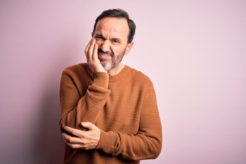 Obraz premium Middle age hoary man wearing casual brown sweater standing over isolated pink background thinking looking tired and bored with depression problems with crossed arms.