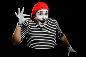 Male mime showing something very small in size
