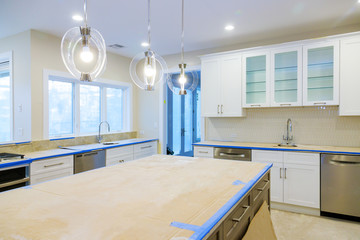 White of kitchen wooden cabinets with contemporary look
