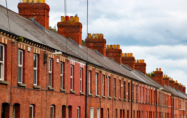 Fassaden und Schornsteine von typischen Stadhäusern in Dublin, Irland