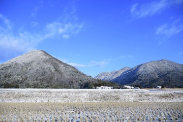 Fototapeta na wymiar 初雪の田舎町