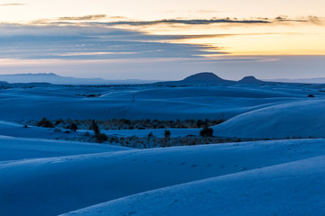 Fototapeta na wymiar Landscape view of the sunrise in White Sands National Park near Alamogordo, New Mexico.