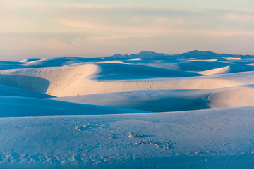 Naklejka premium Landscape view of the sunrise in White Sands National Park near Alamogordo, New Mexico.