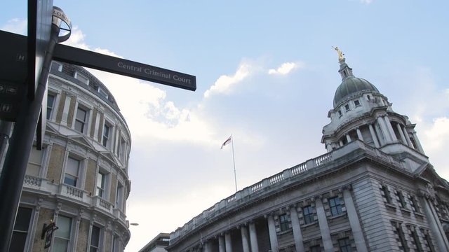 A signpost for the Central Criminal Court, with the building visible in the background