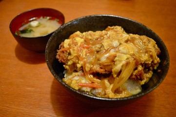 美味しい黒豚カツ丼