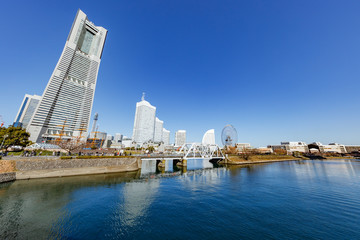 Fototapeta na wymiar 海沿いに建つ横浜のビル群と青空