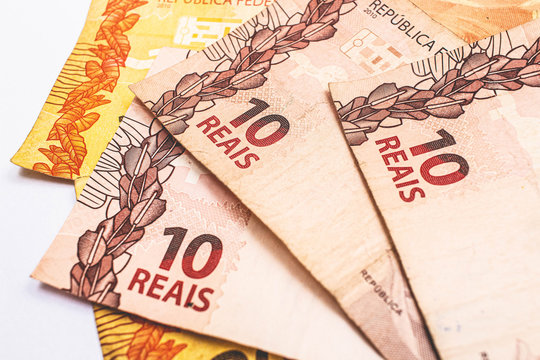 Real - Dinheiro do Brasil. V&aacute;rias notas de reais sobre uma mesa. Notas de 10 reais e 20 reais