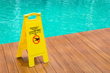 Naklejka premium warning sign at the edge of swimming pool