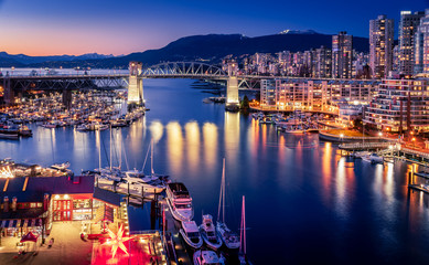 Fototapeta premium View of Vancouver at night, from Granville Bridge