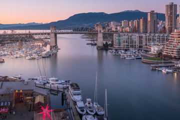 Fototapeta premium View of Vancouver and Burard Bridge