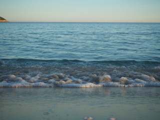 ola en la orilla de una playa de mallorca	