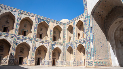 ウズベキスタンのブハラ旧市街のマドラサ