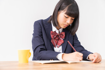 勉強する女の子　制服