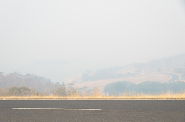 Naklejka premium Snowy mountains in australia covered in a smoke haze