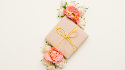 Obraz na płótnie Canvas Holiday present. Birthday greeting. Handmade rustic gift box with floral decor on white background.