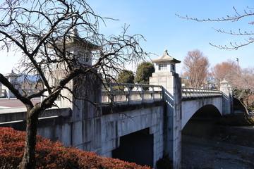 冬の多摩御陵参道入口にかかる橋