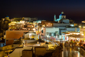 Nachtaufnahme Oia auf Santorin Kraterrandgasse © Klaus Brauner