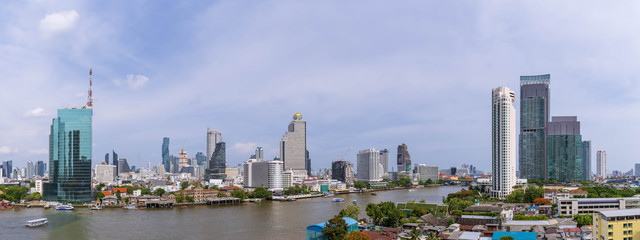 Obraz premium Bangkok city center financial business district, waterfront cityscape and Chao Phraya River during sunny day