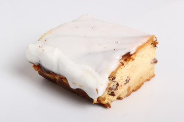 Cheesecake with raisins topped with sugar icing.