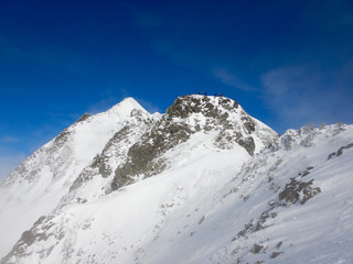 Fototapeta na wymiar 青空と雪景色の西穂高岳