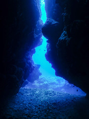 黒島で海底洞窟を探索