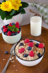 Sommerliches Frühstück mit Heidelbeeren, Himbeeren