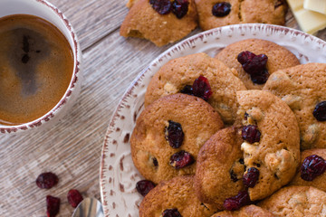 Kaffee und Cookies mit Cranberrys und weisser Schokolade