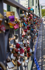 Obraz premium Padlocks on a bridge in Frankfurt am main, Germany.
