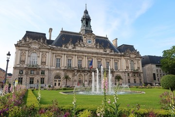Fototapeta na wymiar Hôtel de ville de Tours, avec jardin et fontaine au premier plan (France)