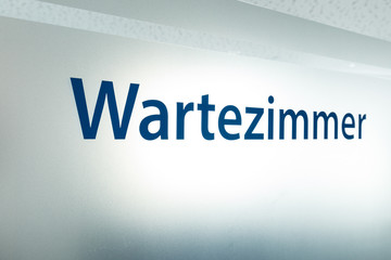 Schrift an einer Tür Wartezimmer bei einem Arzt