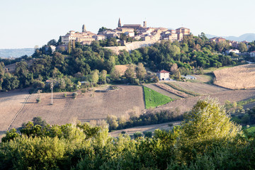 Veduta di Mondavio, Pesaro Urbino con la Rocca Roverasca.