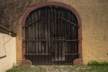 altes Hoftor aus Holz eines landwirtschaftlichen Hofes © Augenblickbewahrer
