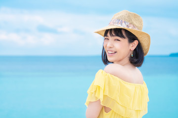 夏の海辺の女性