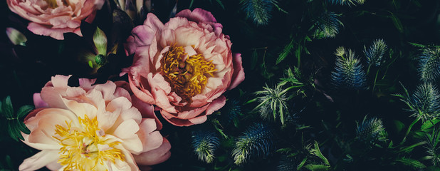 Vintager Blumenstrauß aus Pfingstrosen auf Schwarz. Floristische Dekoration. Blumenhintergrund. Bild im barocken Stil der alten Mode. Natürliche Blumenmustertapete oder Grußkarte