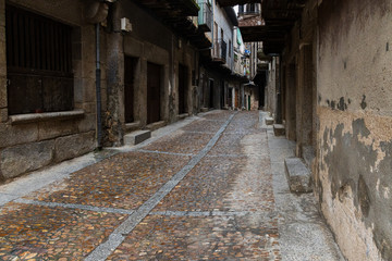 Fototapeta na wymiar Typical street in the historic town of Miranda del Castañar. Spain.