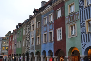 kolorowe kamieniczki, rynek w poznaniu, polska