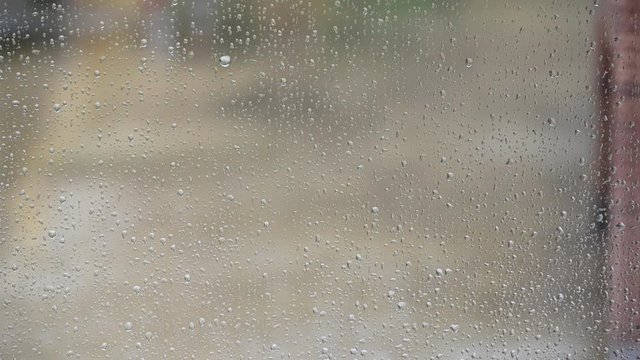 Regen prasselt an Fensterscheibe