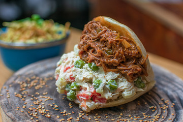 Arepa de carne mechada o Pelua