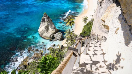 Fototapete Bali Treppe zum Himmel am Diamond Beach auf der Insel Nusa Penida, Bali in Indonesien.