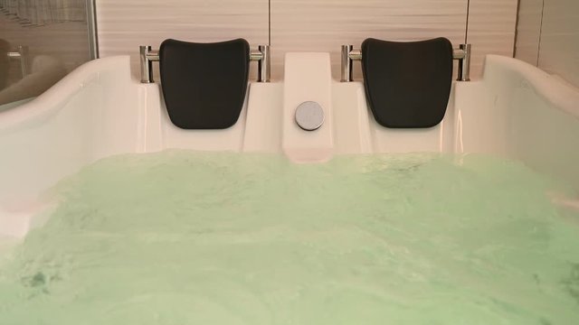 Whirlpool f&uuml;r 2 mit farbigem Licht