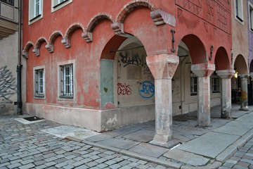 Stary Rynek w Poznaniu, Polska, czerwona kamienica z arkadami