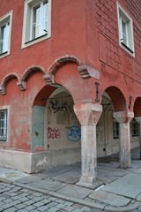 Czerwona kamienica z arkadami, stary rynek w Poznaniu