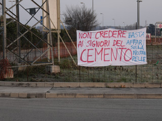 Scritte di protesta per la salvaguradia del territorio