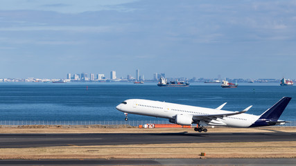 羽田空港滑走路を離陸する飛行機