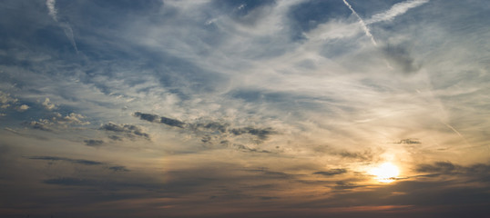 Obraz premium Cirrus clouds at sunset blue and orange sky