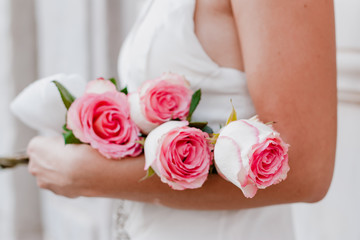 Obraz na płótnie Canvas Wedding bouquet in bride's hands