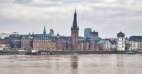 Der Rhein mit Hochwasser in Düsseldorf