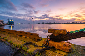 Schiffspoller zum Sonnenuntergang