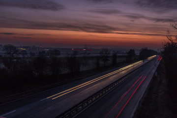 Autobahn bei Mainz im Sonnenaufgang