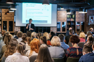 Obraz premium Audience listens lecturer at workshop